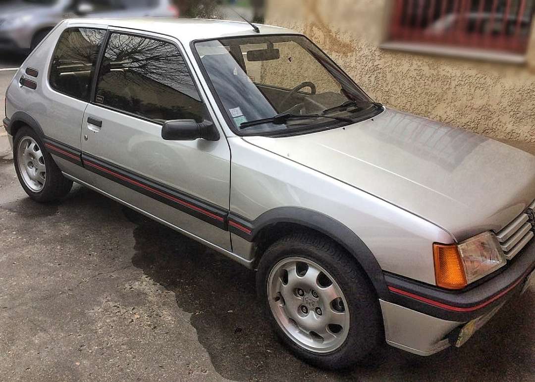 Peugeot 205 GTI 1.9 côté droit