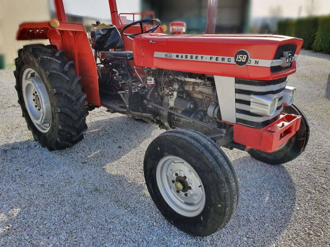 Massey Ferguson 158 de 1976 3/4 avant droite